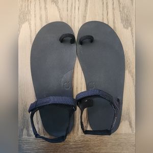 Xero Barefoot Minimalist Toe Loop Sandles Black Size 8